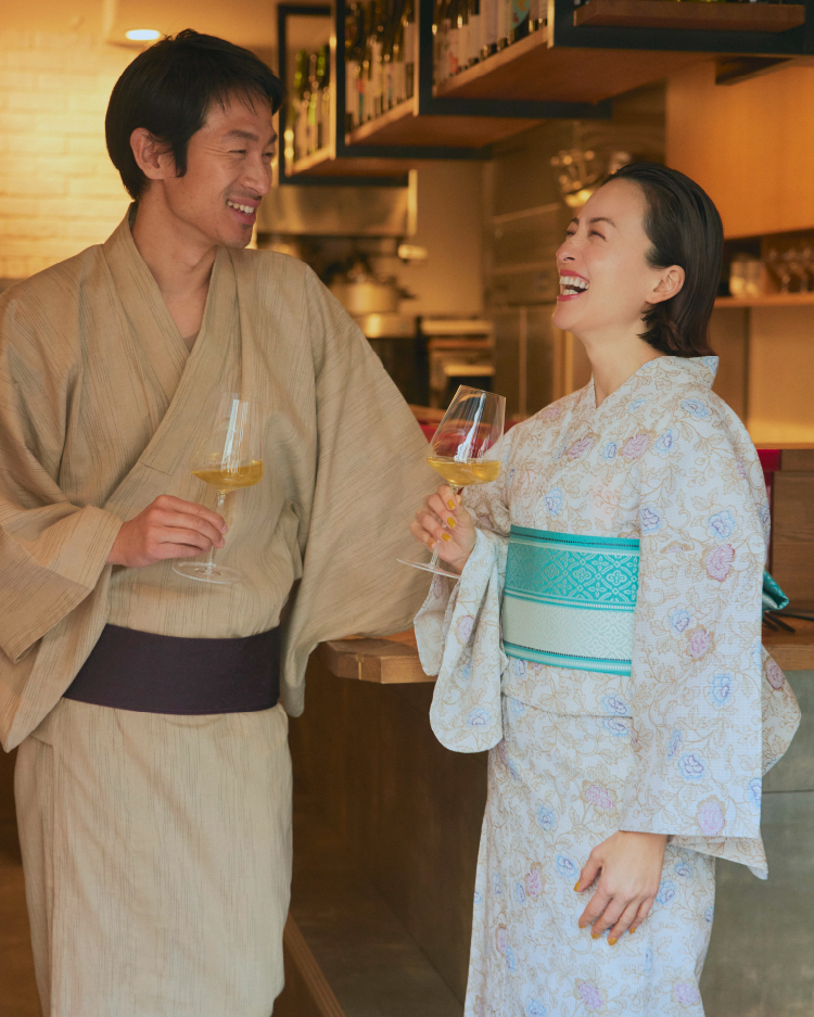 Go to bars and restaurants in elegant Japanese style.